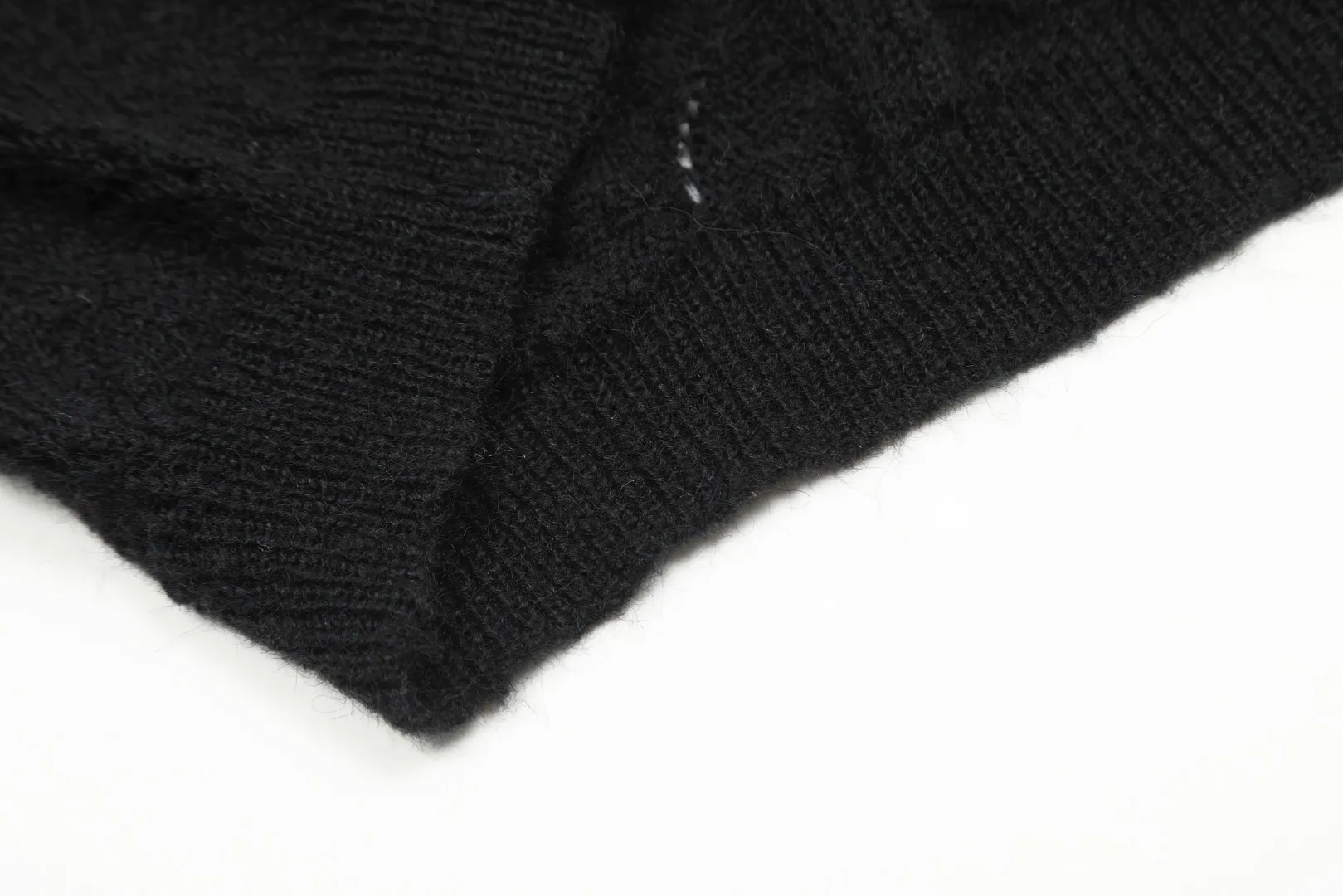 vivienne west wood Vivienne heavy lace classic cardigan knitted sweater wool 2024 autumn latest style 🧩 15% merino cotton wool 85% wool blend 🧩Correct Italian 🇮🇹100% wool washed wheat logo Size: S -M- L Color: black purple gray